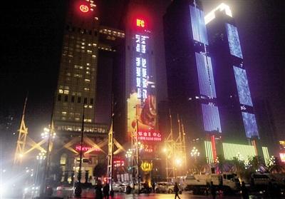 昨晚8點(diǎn)，南濱路上LED大屏“宏哥我要嫁你”。